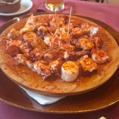 Pulpo á feira en Taberna Gallega O'Candil Pulpería