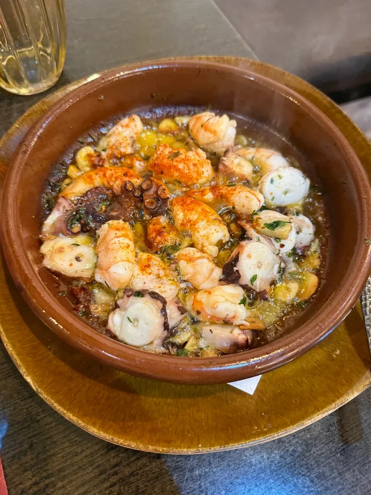 Pulpo al ajillo en Taberna Gallega O'Candil Pulpería