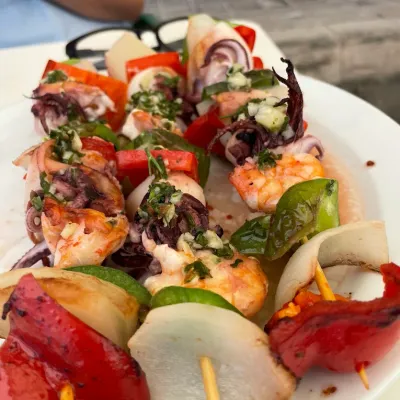 Pinchitos de chipirones y gambas en Bar Careta