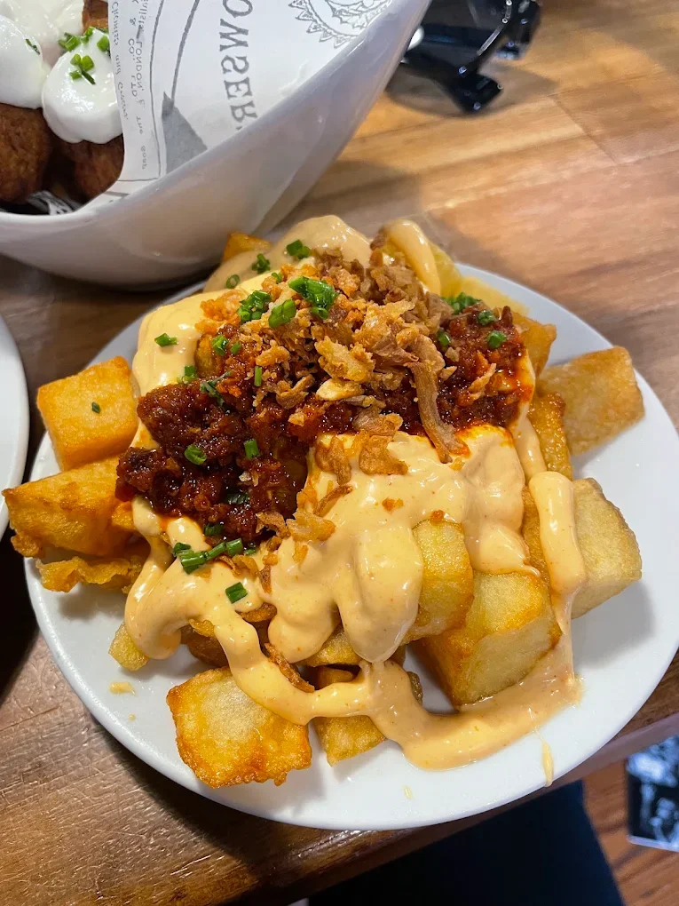 Patatas bravas en Bar España