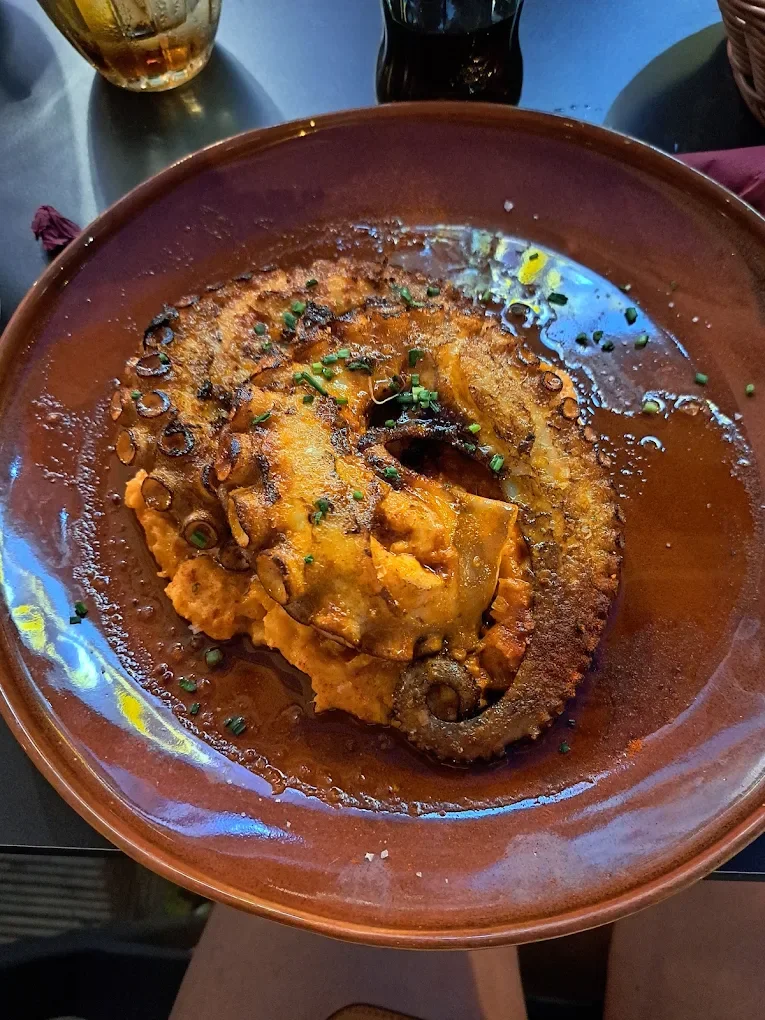 Pulpo a la brasa en Taberna Gallega O'Candil Pulpería