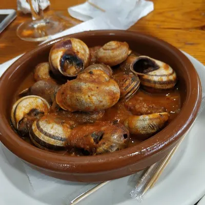 Caracoles con tomate en Bar Los Zagales