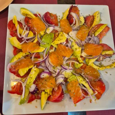 Ensalada de tomates en Taberna Gallega O'Candil Pulpería
