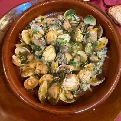 Berberechos al vapor en Taberna Gallega O'Candil Pulpería