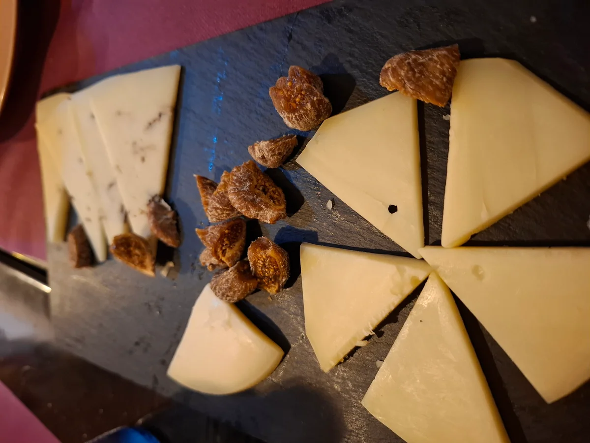 Tabla de quesos en Taberna Gallega O'Candil Pulpería